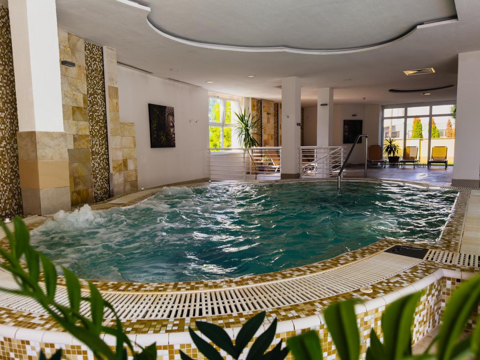 Hotel Aurora Мішкольц Екстер'єр фото
