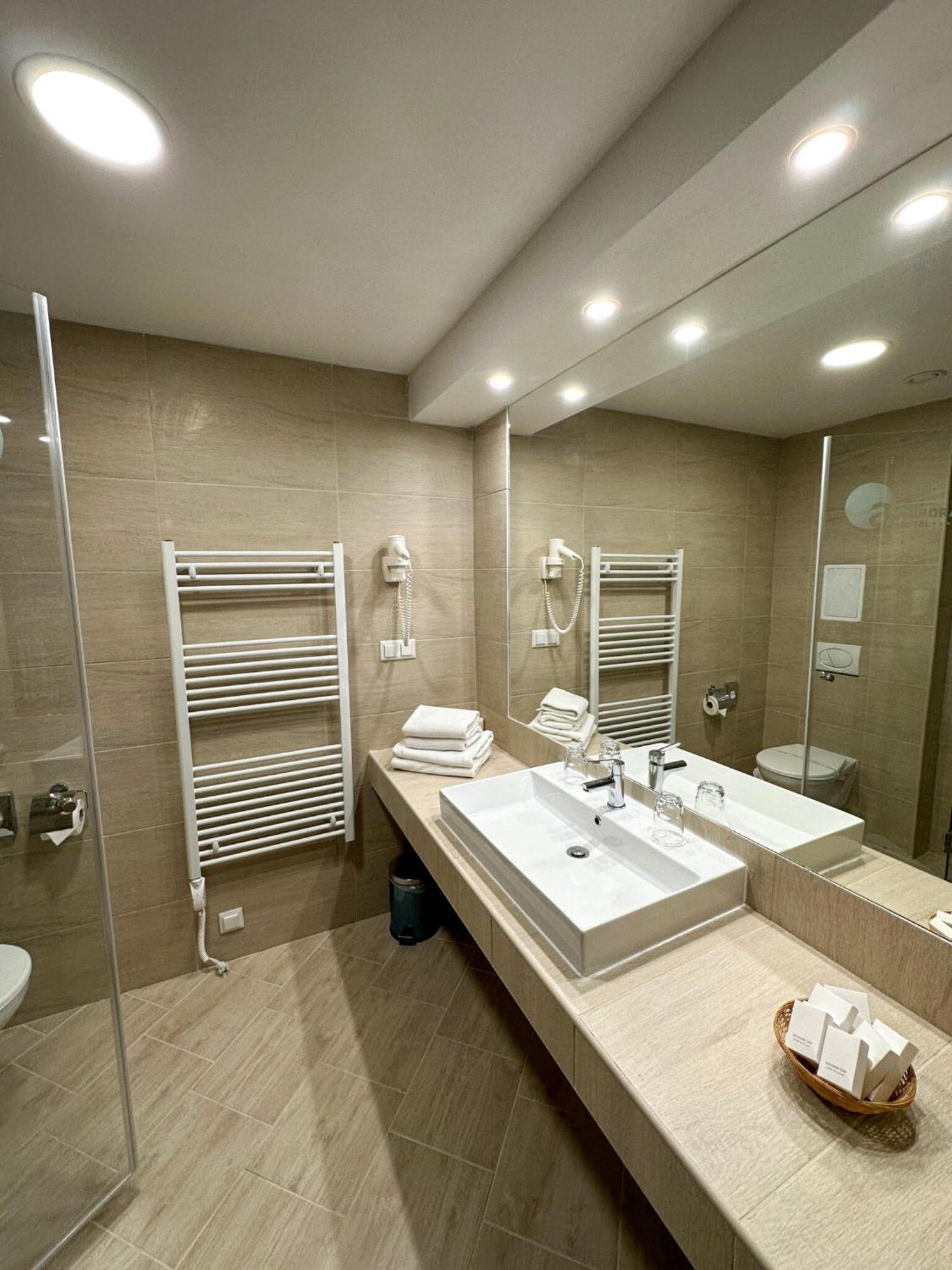 Hotel Aurora Мішкольц Екстер'єр фото