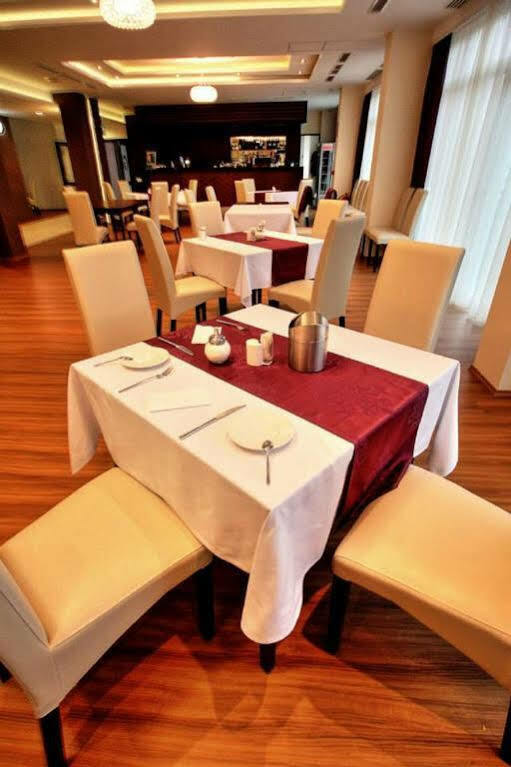 Hotel Aurora Мішкольц Екстер'єр фото